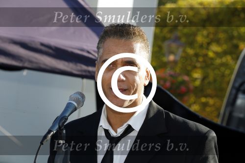 Rijswijk 1 oktober 2015
Erica Terpstra bij opening van haar kapper zijn kapsalon. Franklin Brown staat te zingen.