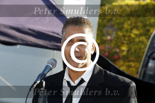 Rijswijk 1 oktober 2015
Erica Terpstra bij opening van haar kapper zijn kapsalon. Franklin Brown staat te zingen.
