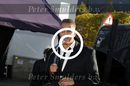Rijswijk 1 oktober 2015
Erica Terpstra bij opening van haar kapper zijn kapsalon. Franklin Brown staat te zingen.