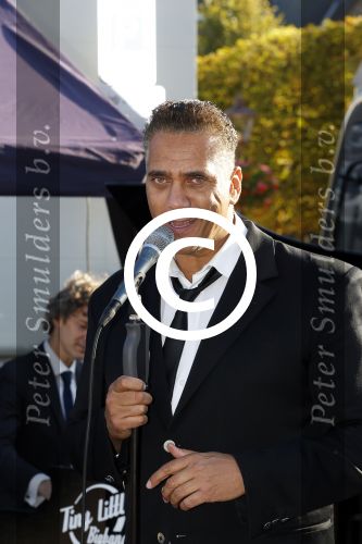 Rijswijk 1 oktober 2015
Erica Terpstra bij opening van haar kapper zijn kapsalon. Franklin Brown staat te zingen.