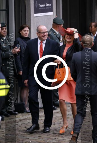 Den Haag 15 september 2015
Prinsjesdag 2015 met Koning Willem Alexander Koningin Maxima prins Constantijn en Prinses Laurentien. Dit jaar wordt de gouden koets voorlopig voor het laatst gebruikt. De hoed van de vrouw van Fred Teeven waait weg