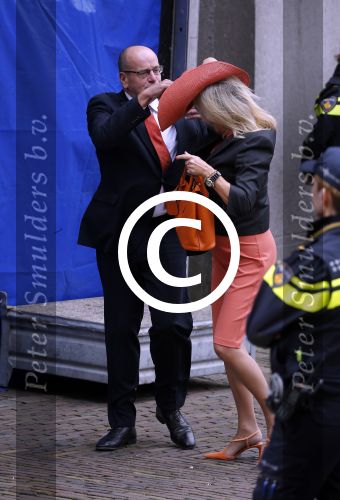 Den Haag 15 september 2015
Prinsjesdag 2015 met Koning Willem Alexander Koningin Maxima prins Constantijn en Prinses Laurentien. Dit jaar wordt de gouden koets voorlopig voor het laatst gebruikt. De hoed van de vrouw van Fred Teeven waait weg