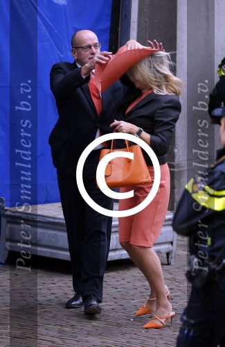 Den Haag 15 september 2015
Prinsjesdag 2015 met Koning Willem Alexander Koningin Maxima prins Constantijn en Prinses Laurentien. Dit jaar wordt de gouden koets voorlopig voor het laatst gebruikt. De hoed van de vrouw van Fred Teeven waait weg