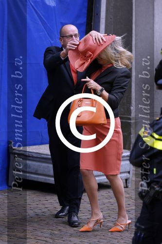 Den Haag 15 september 2015
Prinsjesdag 2015 met Koning Willem Alexander Koningin Maxima prins Constantijn en Prinses Laurentien. Dit jaar wordt de gouden koets voorlopig voor het laatst gebruikt. De hoed van de vrouw van Fred Teeven waait weg