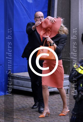 Den Haag 15 september 2015
Prinsjesdag 2015 met Koning Willem Alexander Koningin Maxima prins Constantijn en Prinses Laurentien. Dit jaar wordt de gouden koets voorlopig voor het laatst gebruikt. De hoed van de vrouw van Fred Teeven waait weg