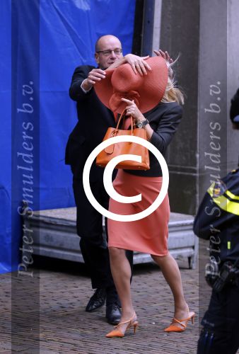 Den Haag 15 september 2015
Prinsjesdag 2015 met Koning Willem Alexander Koningin Maxima prins Constantijn en Prinses Laurentien. Dit jaar wordt de gouden koets voorlopig voor het laatst gebruikt. De hoed van de vrouw van Fred Teeven waait weg