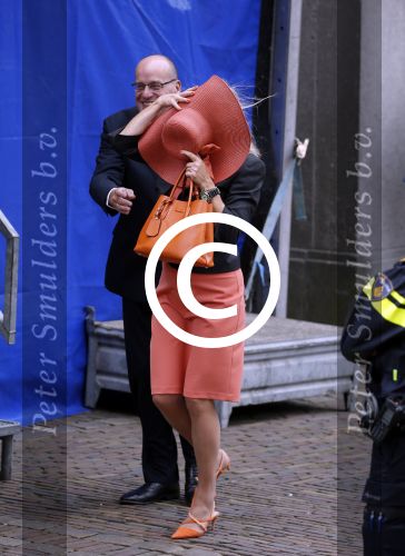 Den Haag 15 september 2015
Prinsjesdag 2015 met Koning Willem Alexander Koningin Maxima prins Constantijn en Prinses Laurentien. Dit jaar wordt de gouden koets voorlopig voor het laatst gebruikt. De hoed van de vrouw van Fred Teeven waait weg