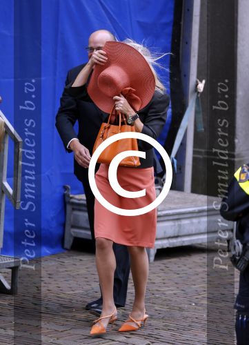 Den Haag 15 september 2015
Prinsjesdag 2015 met Koning Willem Alexander Koningin Maxima prins Constantijn en Prinses Laurentien. Dit jaar wordt de gouden koets voorlopig voor het laatst gebruikt. De hoed van de vrouw van Fred Teeven waait weg
