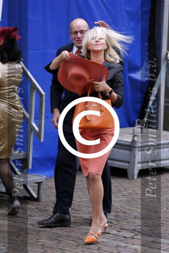 Den Haag 15 september 2015
Prinsjesdag 2015 met Koning Willem Alexander Koningin Maxima prins Constantijn en Prinses Laurentien. Dit jaar wordt de gouden koets voorlopig voor het laatst gebruikt. De hoed van de vrouw van Fred Teeven waait weg