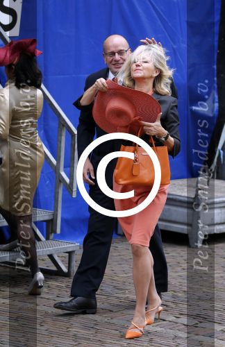 Den Haag 15 september 2015
Prinsjesdag 2015 met Koning Willem Alexander Koningin Maxima prins Constantijn en Prinses Laurentien. Dit jaar wordt de gouden koets voorlopig voor het laatst gebruikt. De hoed van de vrouw van Fred Teeven waait weg