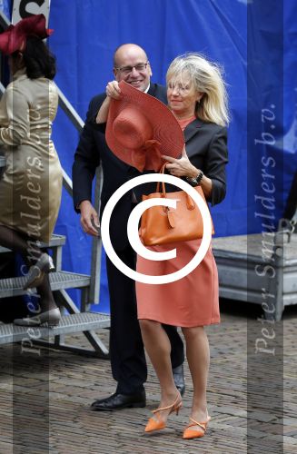 Den Haag 15 september 2015
Prinsjesdag 2015 met Koning Willem Alexander Koningin Maxima prins Constantijn en Prinses Laurentien. Dit jaar wordt de gouden koets voorlopig voor het laatst gebruikt. De hoed van de vrouw van Fred Teeven waait weg