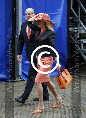 Den Haag 15 september 2015
Prinsjesdag 2015 met Koning Willem Alexander Koningin Maxima prins Constantijn en Prinses Laurentien. Dit jaar wordt de gouden koets voorlopig voor het laatst gebruikt. De hoed van de vrouw van Fred Teeven waait weg
