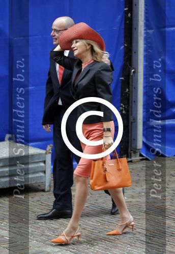 Den Haag 15 september 2015
Prinsjesdag 2015 met Koning Willem Alexander Koningin Maxima prins Constantijn en Prinses Laurentien. Dit jaar wordt de gouden koets voorlopig voor het laatst gebruikt. De hoed van de vrouw van Fred Teeven waait weg