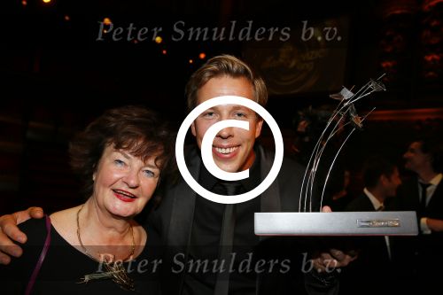 Amsterdam 15 oktober 2015
Uitreiking van de 50e televizierring in carre. Freek Vonk met ontwerpster beeldje