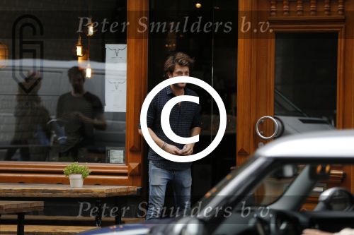 Amsterdam 6 oktober 2015 
Katja Schuurman brnegt haar vriend Freek v Noordwijk van zijn ene restaurant naar zijn andere restaurant ion Amsterdam