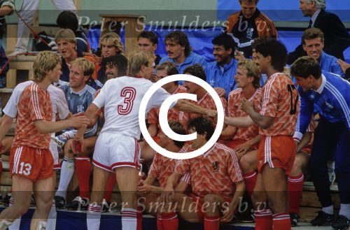 Munchen, 25 Juni 1988 Finale Europees Kampioenschap 1988
Nederland-Rusland met een eindstand van 2-0
Blijdschap bij Erwin Koeman, Hans v Breukelen,Ruud Gullit, Joop hiele, Wim Kieft, John Bosman, Hendri Kruzen, Aron Winter, Adri v Tiggelen, Frank Rijkaard, Marco v Basten, Berry v Aerle, Johnny v t Schip, Nol de Ruiter, Jan Wouters
EK 1988