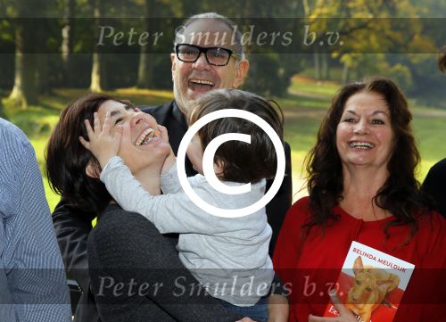 Baarn 4 oktober 2015
Presentatie boek Belinda Meuldijk in kasteel Groeneveld.
Aanwezig Thierry Duval Rob de Nijs Henriette de Nijs Julis Joshi en Robert.
Willeke Alberti krijgt het eerste boek.