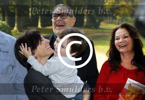 Baarn 4 oktober 2015
Presentatie boek Belinda Meuldijk in kasteel Groeneveld.
Aanwezig Thierry Duval Rob de Nijs Henriette de Nijs Julis Joshi en Robert.
Willeke Alberti krijgt het eerste boek.