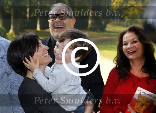 Baarn 4 oktober 2015
Presentatie boek Belinda Meuldijk in kasteel Groeneveld.
Aanwezig Thierry Duval Rob de Nijs Henriette de Nijs Julis Joshi en Robert.
Willeke Alberti krijgt het eerste boek.