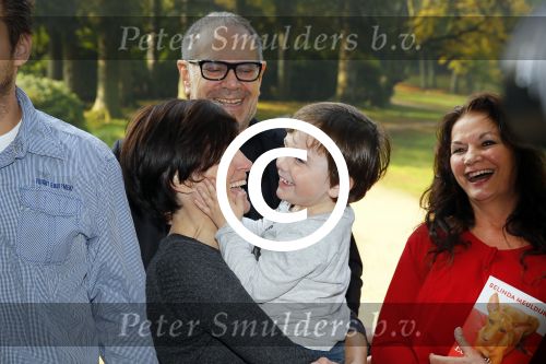 Baarn 4 oktober 2015
Presentatie boek Belinda Meuldijk in kasteel Groeneveld.
Aanwezig Thierry Duval Rob de Nijs Henriette de Nijs Julis Joshi en Robert.
Willeke Alberti krijgt het eerste boek.