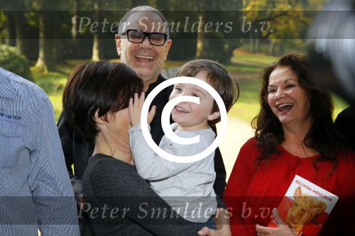 Baarn 4 oktober 2015
Presentatie boek Belinda Meuldijk in kasteel Groeneveld.
Aanwezig Thierry Duval Rob de Nijs Henriette de Nijs Julis Joshi en Robert.
Willeke Alberti krijgt het eerste boek.