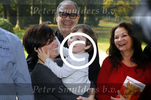 Baarn 4 oktober 2015
Presentatie boek Belinda Meuldijk in kasteel Groeneveld.
Aanwezig Thierry Duval Rob de Nijs Henriette de Nijs Julis Joshi en Robert.
Willeke Alberti krijgt het eerste boek.
