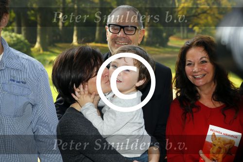 Baarn 4 oktober 2015
Presentatie boek Belinda Meuldijk in kasteel Groeneveld.
Aanwezig Thierry Duval Rob de Nijs Henriette de Nijs Julis Joshi en Robert.
Willeke Alberti krijgt het eerste boek.