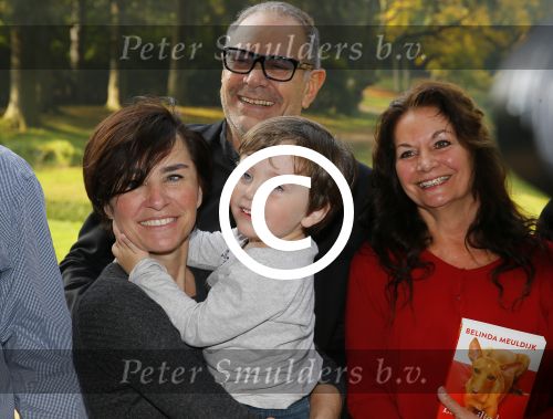 Baarn 4 oktober 2015
Presentatie boek Belinda Meuldijk in kasteel Groeneveld.
Aanwezig Thierry Duval Rob de Nijs Henriette de Nijs Julis Joshi en Robert.
Willeke Alberti krijgt het eerste boek.