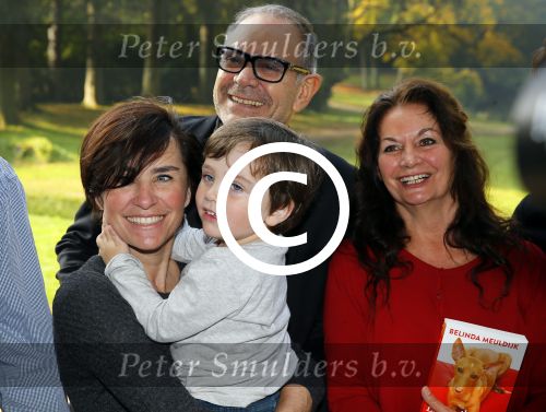 Baarn 4 oktober 2015
Presentatie boek Belinda Meuldijk in kasteel Groeneveld.
Aanwezig Thierry Duval Rob de Nijs Henriette de Nijs Julis Joshi en Robert.
Willeke Alberti krijgt het eerste boek.