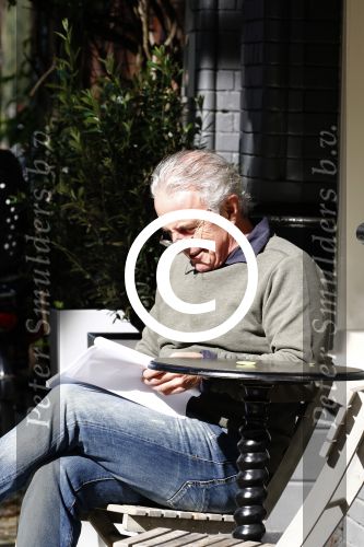 Amsterdam 29 september 2015
Huub Stapel neemt in het zonnetje het script van de nieuwe politieserie Flikken Rotterdam door.