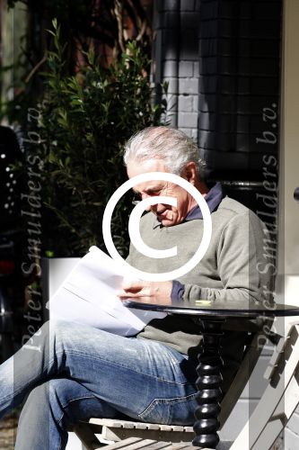 Amsterdam 29 september 2015
Huub Stapel neemt in het zonnetje het script van de nieuwe politieserie Flikken Rotterdam door.
