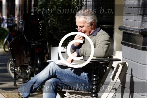 Amsterdam 29 september 2015
Huub Stapel neemt in het zonnetje het script van de nieuwe politieserie Flikken Rotterdam door.