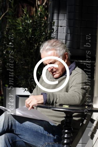 Amsterdam 29 september 2015
Huub Stapel neemt in het zonnetje het script van de nieuwe politieserie Flikken Rotterdam door.