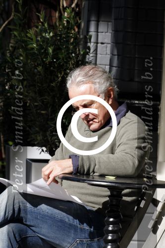 Amsterdam 29 september 2015
Huub Stapel neemt in het zonnetje het script van de nieuwe politieserie Flikken Rotterdam door.
