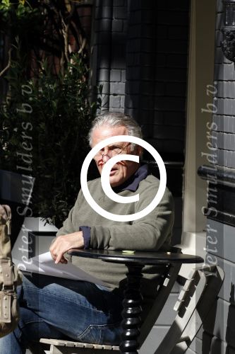 Amsterdam 29 september 2015
Huub Stapel neemt in het zonnetje het script van de nieuwe politieserie Flikken Rotterdam door.