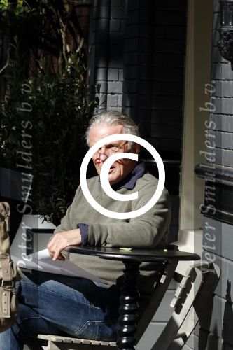 Amsterdam 29 september 2015
Huub Stapel neemt in het zonnetje het script van de nieuwe politieserie Flikken Rotterdam door.