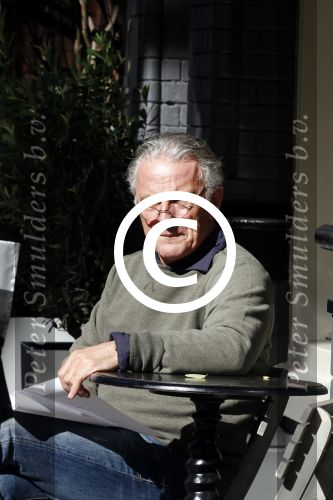 Amsterdam 29 september 2015
Huub Stapel neemt in het zonnetje het script van de nieuwe politieserie Flikken Rotterdam door.