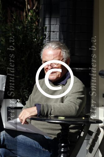 Amsterdam 29 september 2015
Huub Stapel neemt in het zonnetje het script van de nieuwe politieserie Flikken Rotterdam door.