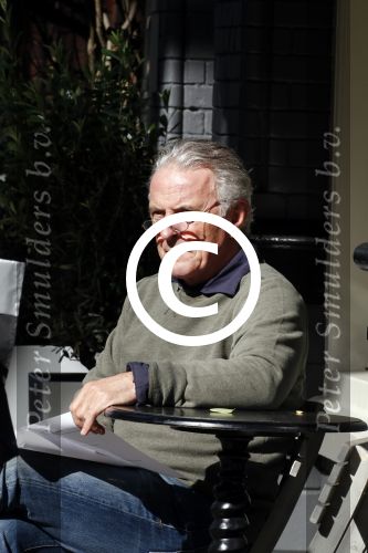 Amsterdam 29 september 2015
Huub Stapel neemt in het zonnetje het script van de nieuwe politieserie Flikken Rotterdam door.