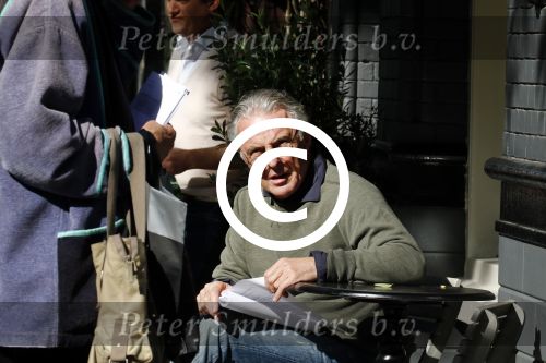 Amsterdam 29 september 2015
Huub Stapel neemt in het zonnetje het script van de nieuwe politieserie Flikken Rotterdam door.