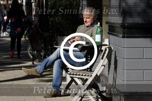 Amsterdam 29 september 2015
Huub Stapel neemt in het zonnetje het script van de nieuwe politieserie Flikken Rotterdam door.