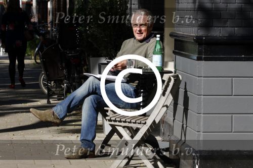 Amsterdam 29 september 2015
Huub Stapel neemt in het zonnetje het script van de nieuwe politieserie Flikken Rotterdam door.