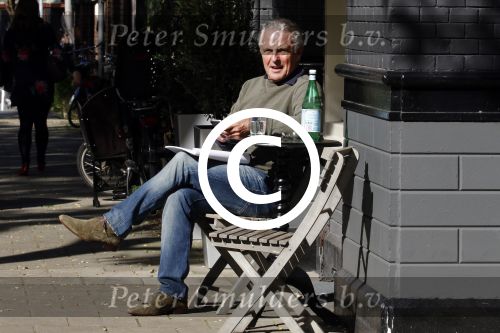 Amsterdam 29 september 2015
Huub Stapel neemt in het zonnetje het script van de nieuwe politieserie Flikken Rotterdam door.