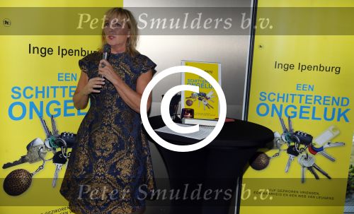 Amsterdam 5 oktober 2015
Presentatie boek inge Ipenburg bij het double Tree hotel.
Jan Kooijman ontvangt het eerste boek.