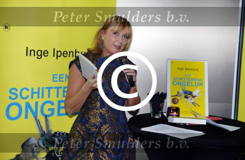 Amsterdam 5 oktober 2015
Presentatie boek inge Ipenburg bij het double Tree hotel.
Jan Kooijman ontvangt het eerste boek.