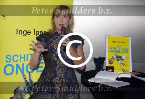 Amsterdam 5 oktober 2015
Presentatie boek inge Ipenburg bij het double Tree hotel.
Jan Kooijman ontvangt het eerste boek.