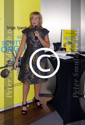 Amsterdam 5 oktober 2015
Presentatie boek inge Ipenburg bij het double Tree hotel.
Jan Kooijman ontvangt het eerste boek.