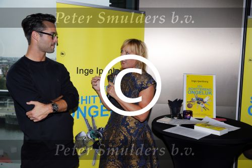 Amsterdam 5 oktober 2015
Presentatie boek inge Ipenburg bij het double Tree hotel.
Jan Kooijman ontvangt het eerste boek.