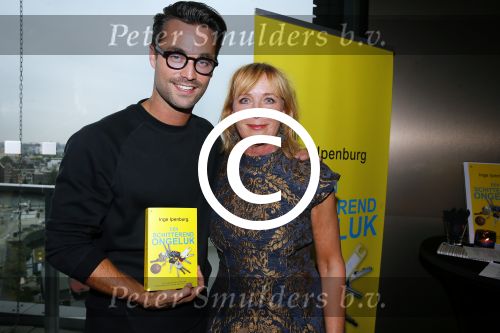 Amsterdam 5 oktober 2015
Presentatie boek inge Ipenburg bij het double Tree hotel.
Jan Kooijman ontvangt het eerste boek.
