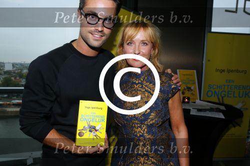 Amsterdam 5 oktober 2015
Presentatie boek inge Ipenburg bij het double Tree hotel.
Jan Kooijman ontvangt het eerste boek.